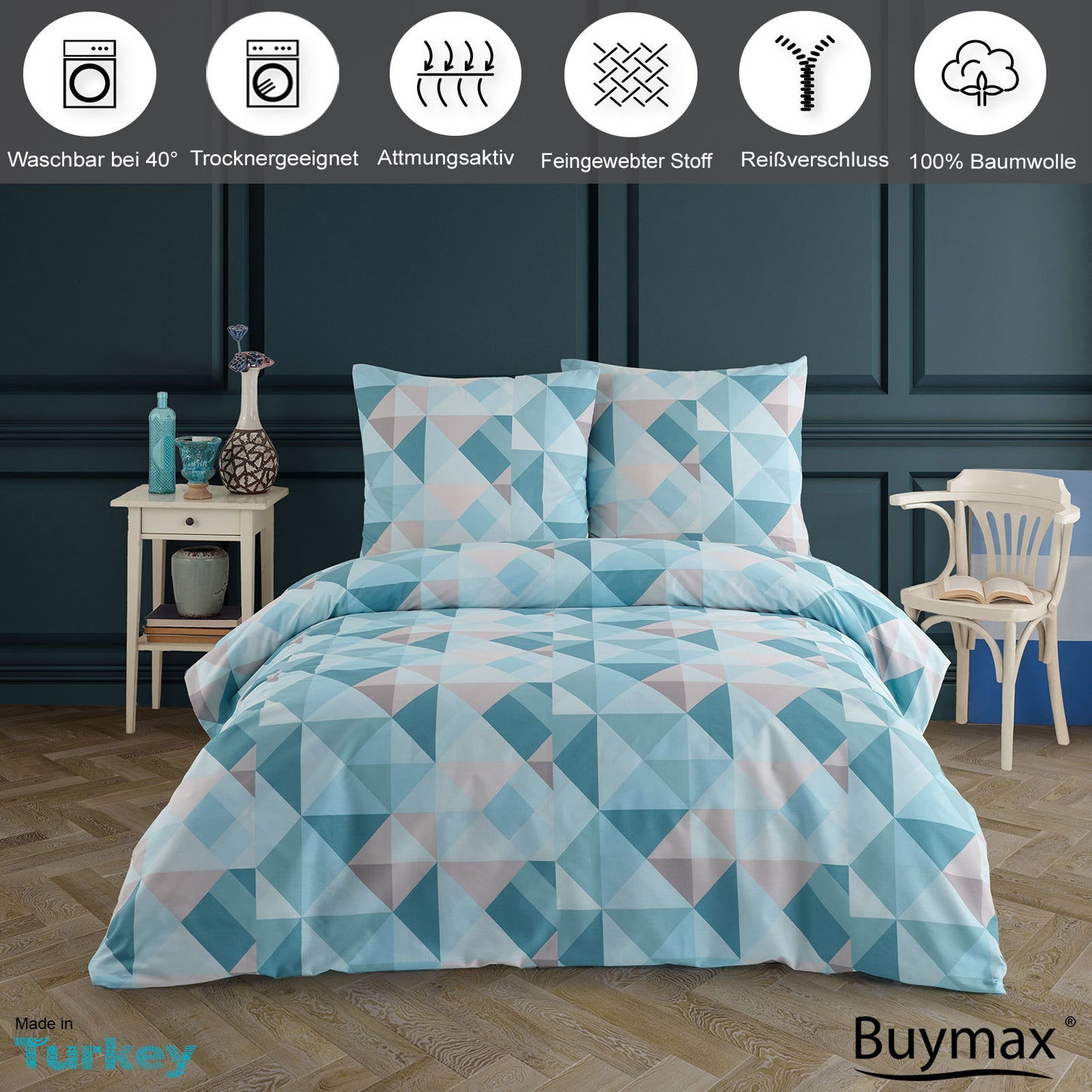 Komplettes Bettwäsche-Set mit blau-weißem geometrischem Muster auf einem Doppelbett, umgeben von klassischen Möbeln, mit Symbolen für Produkteigenschaften wie „Waschbar bei 40°“, „Trocknergeeignet“, „Atmungsaktiv“, „Reißverschluss“ und „100% Baumwolle“.