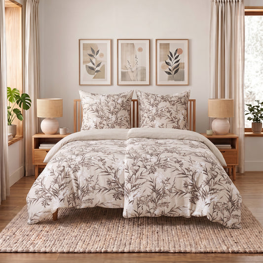 Polycotton Bettwäsche „Yaprak“ in Weiß: Bettwäsche mit braunen Blättern auf Weiß auf dem Bett, zwei Kissen – Weiß – Bild 11