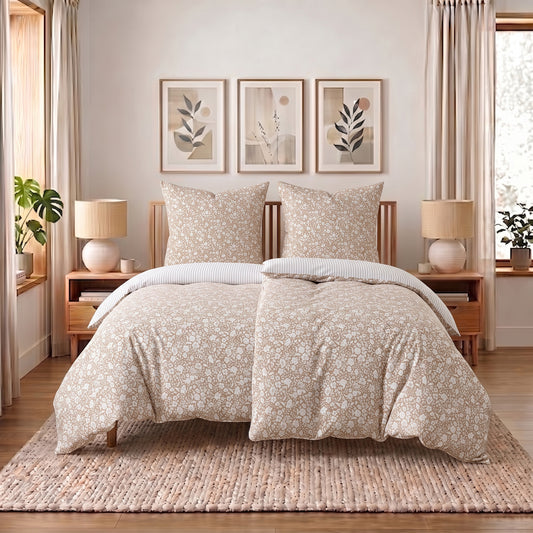 Polycotton Bettwäsche „Meadow Beige“ in Beige: Bettwäsche mit weißen Blüten auf Beige auf dem Bett, zwei Kissen – Beige – Bild 10