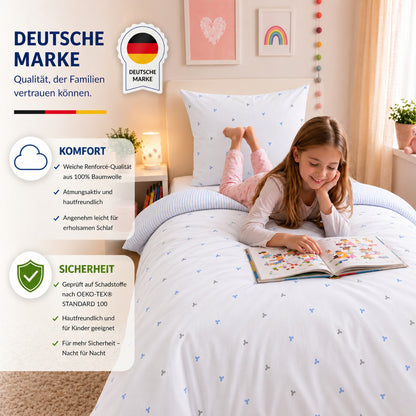Kinderbettwäsche „Laven“ Renforcé in Blau: Mädchen liest auf dem Bett: weiche Renforcé-Qualität, Deutsche Marke – Blau – Bild 4